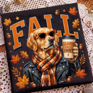 Puede incluir: Una camiseta negra con un golden retriever que lleva gafas de sol naranjas, una bufanda de cuadros y una chaqueta de cuero. El perro sostiene un vaso de café con el texto LEAVES FALL I DON'T. El diseño incluye hojas de arce naranjas y bellotas.