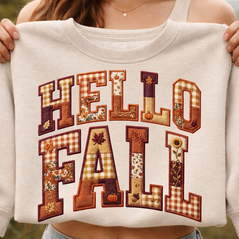 Peut inclure: Un sweat-shirt &agrave; col rond couleur cr&egrave;me avec le texte HELLO FALL en grandes lettres majuscules. Chaque lettre est remplie d'un motif patchwork aux th&egrave;mes automnaux, incluant du vichy orange, des imprim&eacute;s floraux marron, des citrouilles et des feuilles.