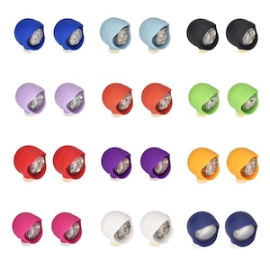 Op de afbeelding: Een verzameling kleine, ronde LED-lampen in verschillende kleuren, waaronder blauw, zwart, groen, rood, paars, wit en oranje. Elke lamp heeft een kapachtige afdekking en een heldere lens, gerangschikt in rijen en kolommen tegen een witte achtergrond.