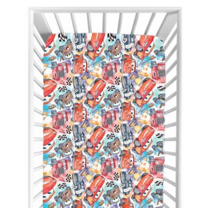 カーズ ベビーベッドシーツ | ソフトジャージーニット ベビー寝具 | ディズニー ベビールームデコレーション | 28x52 & 24x38 フィットベビーベッドシーツ