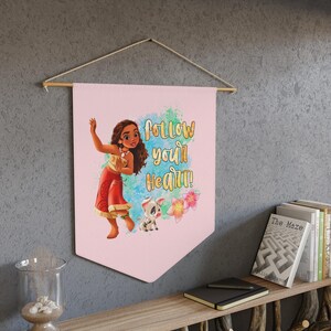Banderín de Moana: Bandera colgante personalizada con impresión de clavija de madera / Decoración de pared para habitación infantil / Decoración personalizada para habitación imagen 3
