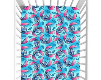 Drap pour lit de bébé Stitch – literie de bébé extraterrestre bleu, décoration de chambre d'enfant Lilo & Stitch, cadeau de baby shower hawaïen, literie de bébé Disney