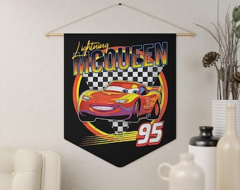 Banderín de pared de Rayo McQueen: bandera colgante con impresión personalizada y espiga de madera. Decoración de pared para habitación infantil. Decoración personalizada.