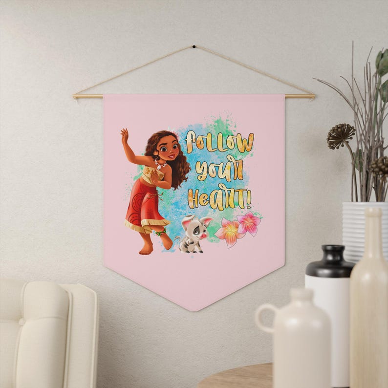 Banderín de Moana: Bandera colgante personalizada con impresión de clavija de madera / Decoración de pared para habitación infantil / Decoración personalizada para habitación imagen 1