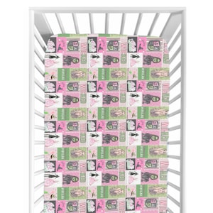 Könnte beinhalten: Ein Kinderbettlaken mit einem sich wiederholenden Muster aus Bildern und Texten aus dem Musical "Wicked". Das Design zeigt Charaktere, die Wörter "Wicked" und "Popular" in einem rosa, grünen und schwarzen Farbschema.