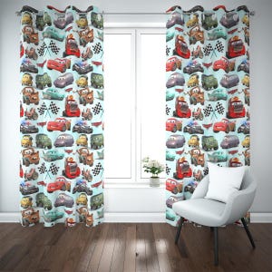 Puede incluir: Cortinas de ventana de color azul claro con un patrón repetido de coches de dibujos animados, camiones y banderas de carreras. Las cortinas cuelgan frente a una ventana. Una silla blanca y una planta están en la habitación.