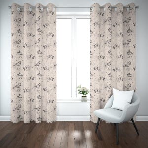 Puede incluir: Cortinas de ventana beige con un patrón repetido de figuras de Mickey Mouse y lunares. Las cortinas cuelgan frente a una ventana, con un diseño en tonos grises y negros. Las cortinas están hechas de una tela suave.