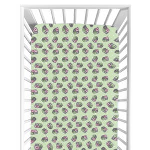 Könnte beinhalten: Ein Spannbettlaken für das Kinderbett mit einem sich wiederholenden Muster aus grünen, rosa und grauen Formen auf hellgrünem Hintergrund. Das Laken befindet sich in einem weißen Kinderbettrahmen. Die Formen scheinen stilisierte Häuser oder Blöcke zu sein.