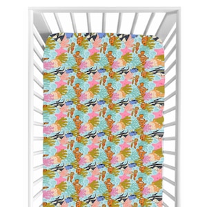 Può includere: Un lenzuolo con angoli per culla con un motivo sottomarino colorato. Il design presenta pesci pagliaccio arancioni, stelle marine rosa, pesci blu e coralli verdi e arancioni su uno sfondo azzurro. Il lenzuolo è all'interno di una culla bianca.