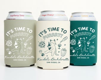 Può includere: Tre portabevande per lattine in verde salvia, crema e verde acqua. Ogni portabevande presenta il testo "IT'S TIME TO PURRRTY" con una grafica di gatto, palla da discoteca, bottiglia di vino e popcorn. Il testo "Kendal's Bachelorette, San Diego, CA" è anch'esso stampato.