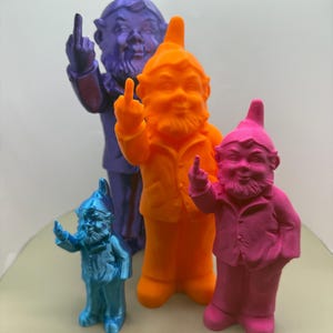 Rude Gnome, Gnomo de dedo médio, Decoração de jardim ofensiva, Companheiro de mesa bem-humorado, Presente de inauguração de casa exclusivo, Presente de brincadeira para adultos