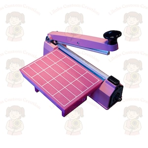 Pode incluir: Uma caneca de cerâmica branca com uma alça preta e o texto "But First, Coffee" em preto, em negrito. A caneca está sobre uma superfície branca.