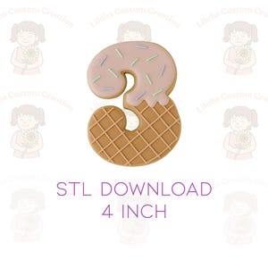 Puede incluir: Cortador de galletas con forma del número tres, con un diseño de gofre y glaseado rosa con chispas. El texto "STL DOWNLOAD 4 INCH" se muestra debajo. Mide aproximadamente 10 cm.
