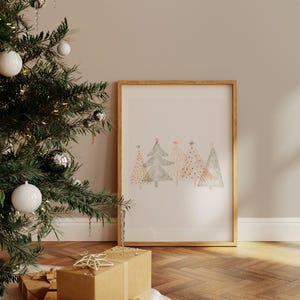 水彩画のクリスマスツリーの壁アート、気まぐれなホリデーデコレーション、お祭り気分のクリスマスプリント、心地よい季節のホームデコレーション、クリスマスツリーアートの印刷可能