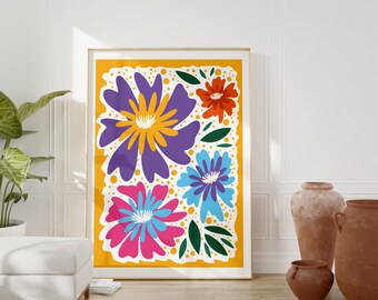 Può includere: Una stampa d'arte digitale con uno sfondo giallo con cinque fiori stilizzati in tonalità di viola, rosa, blu, arancione e giallo. I fiori sono disposti in un gruppo e hanno un design fantasioso e moderno.