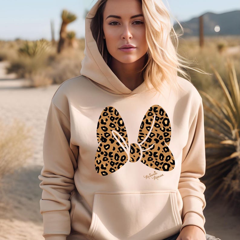 Minnie's Leopard Bow Sweater, Minnie Mouse Hoodie, Minnie Safari Sweatshirt, Animal Kingdom Women Hoodies, Disney Girls Trip Crewnecks zdjęcie 4