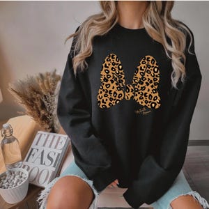 Minnie's Leopard Bow Sweater, Minnie Mouse Hoodie, Minnie Safari Sweatshirt, Animal Kingdom Women Hoodies, Disney Girls Trip Crewnecks zdjęcie 5