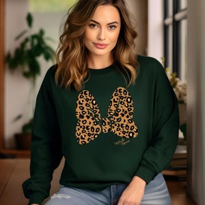 Minnie's Leopard Bow Sweater, Minnie Mouse Hoodie, Minnie Safari Sweatshirt, Animal Kingdom Women Hoodies, Disney Girls Trip Crewnecks zdjęcie 2