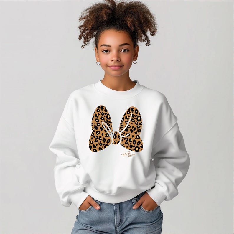 Minnie's Leopard Bow Sweater, Minnie Mouse Hoodie, Minnie Safari Sweatshirt, Animal Kingdom Women Hoodies, Disney Girls Trip Crewnecks zdjęcie 3