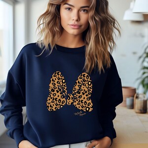 Minnie's Leopard Bow Sweater, Minnie Mouse Hoodie, Minnie Safari Sweatshirt, Animal Kingdom Women Hoodies, Disney Girls Trip Crewnecks zdjęcie 7