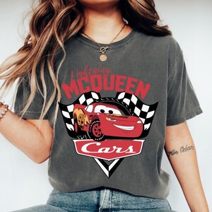 Puede incluir: Camiseta gris oscuro con Lightning McQueen de la pel&iacute;cula Cars. El dise&ntilde;o incluye un coche de carreras rojo con el n&uacute;mero 95, banderas a cuadros y la palabra "Cars" en blanco.
