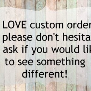 Może przedstawiać: Prostokątny znak z czarnym tekstem na białym tle w kształcie chmury, nałożony na wz&oacute;r pionowych desek drewnianych. Tekst brzmi: I LOVE custom orders so please don't hesitate to ask if you would like to see something different!