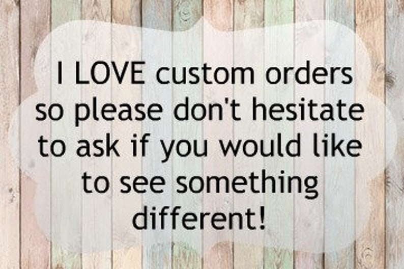 Może przedstawiać: Prostokątny znak z czarnym tekstem na białym tle w kształcie chmury, nałożony na wz&oacute;r pionowych desek drewnianych. Tekst brzmi: I LOVE custom orders so please don't hesitate to ask if you would like to see something different!