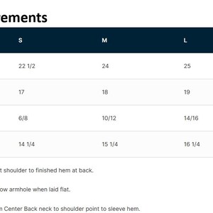 Może przedstawiać: Czarno-biała tabela zatytułowana Youth Shirt Measurements przedstawiająca dane dotyczące rozmiar&oacute;w od XS do XL. Kolumny zawierają długość tyłu, obw&oacute;d klatki piersiowej, rozmiar oraz długość rękawa w calach. Poniżej znajdują się definicje pomiar&oacute;w.