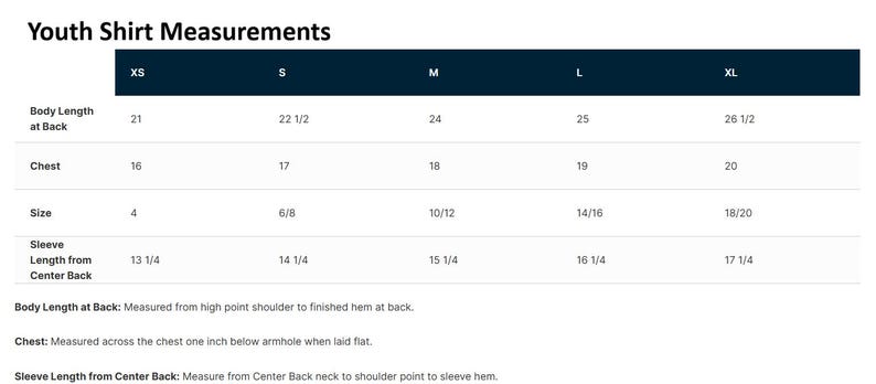 Może przedstawiać: Czarno-biała tabela zatytułowana Youth Shirt Measurements przedstawiająca dane dotyczące rozmiar&oacute;w od XS do XL. Kolumny zawierają długość tyłu, obw&oacute;d klatki piersiowej, rozmiar oraz długość rękawa w calach. Poniżej znajdują się definicje pomiar&oacute;w.