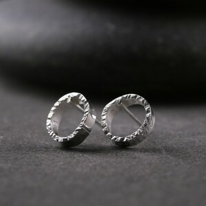 hammered edge textured sterling silver open hoop circle post earrings bright and oxidized 2 sizes available image 3