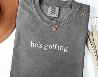 Camiseta Comfort Colors® para jogar golfe, camiseta para esposa de jogador de golfe, camiseta para amante do golfe, camiseta para temporada de golfe, camiseta para mãe jogadora de golfe, presentes para mãe jogadora de golfe