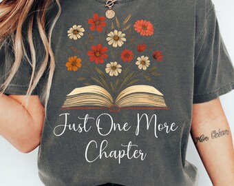Nog maar één hoofdstuk png, boekenclub png, boeken en koffie T-shirt, grappige boekenliefhebber png, subtiel lezen png, lezen png, boekenwurm leesgrage png