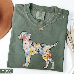 Koszulka Comfort Colors® Labrador Retriever, Koszulka z kwiatowym motywem labradora, Koszulka dla mamy psa labradora, Koszulka dla miłośnika labradora, Prezent dla miłośnika psów, Prezent dla właściciela zwierzaka