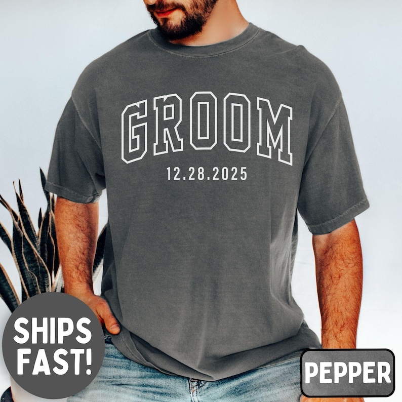 Puede incluir: Una camiseta gris con la palabra "GROOM" en letras blancas con contorno y la fecha "12.28.2025" impresa debajo.