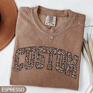 Camiseta personalizada con texto de leopardo, camiseta personalizada con colores cómodos, camiseta personalizada, camisetas a juego personalizables, camiseta personalizada con letras universitarias de leopardo