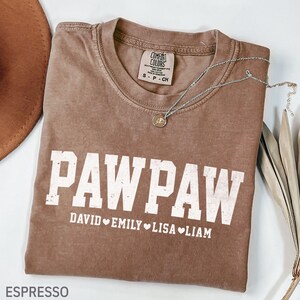 Comfort Colors® Kundenspezifisches Pawpaw-Shirt mit den Namen der Enkelkinder, maßgeschneidertes Vatertagsgeschenk für Großeltern, personalisiertes Opa-Shirt