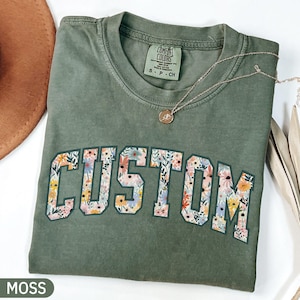 Camisa personalizada com texto floral, camiseta personalizada Comfort Colors, camisa personalizada, personalize suas camisas combinando com o texto, camiseta personalizada com letras florais da faculdade