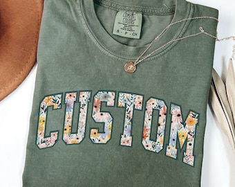 Camiseta con texto floral personalizado, camiseta personalizada con colores cómodos, camiseta personalizada, camisetas personalizadas con texto a juego, camiseta personalizada con letras universitarias florales