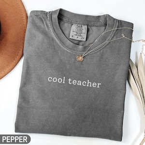 Comfort Colors® クールティーチャーシャツ、先生へのギフト、先生への感謝、先生の卒業、レトロな先生Tシャツ、教える、新任の先生へのギフト