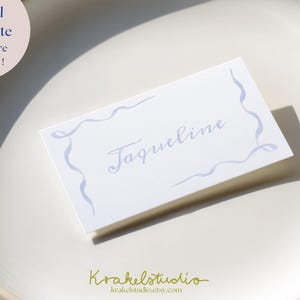 Marcador de lugar em aquarela azul-poeira | Modelo de casamento com borda ondulada | Cartão de nome azul-claro para festa no jardim | Papelaria personalizada Coquette TTPL003