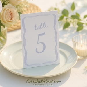 Número de mesa em aquarela azul-poeira | Modelo de casamento com borda ondulada | Placa de mesa azul-clara para festa no jardim 5x7 | Papelaria personalizada Coquette TTN001