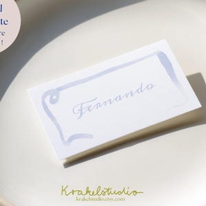 Marcador de lugar em aquarela azul-poeira | Modelo de casamento com borda ondulada | Cartão de visita azul-claro para festa no jardim | Papelaria personalizada Coquette TTPL002