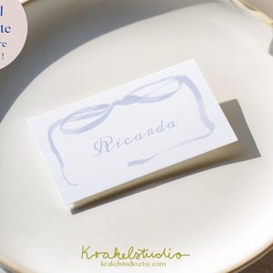 Marcador de lugar em aquarela azul-poeira | Modelo de casamento com borda ondulada | Cartão de visita azul-claro para festa no jardim | Papelaria personalizada Coquette TTPL001