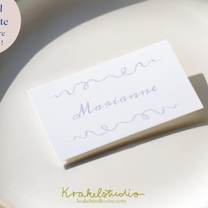 Marcador de lugar em aquarela azul-poeira | Modelo de casamento com borda ondulada | Cartão de nome azul-claro para festa no jardim | Papelaria personalizada Coquette TTPL004