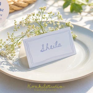 Modelo de marcadores de lugar de casamento desenhados à mão em azul-poeira | 3,5x2 | 3,5x4 Cartões de lugar ilustrados e personalizáveis PL003
