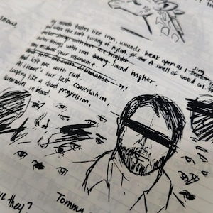 Può includere: Una pagina di taccuino con disegni a penna e inchiostro e testo scritto a mano. I disegni includono una giraffa, un uomo con una benda e più occhi. Il testo include frasi come "la mia bocca ha il sapore del ferro" e "armonie nel sangue."