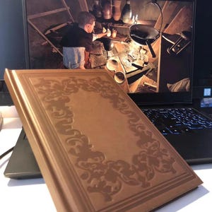 Kingdom Come: Deliverance II – Quaderno di alchimia e mappa del tesoro, libro di pozioni, guida all&#39;alchimia di Henry, diario di KCD2, oggetti di scena