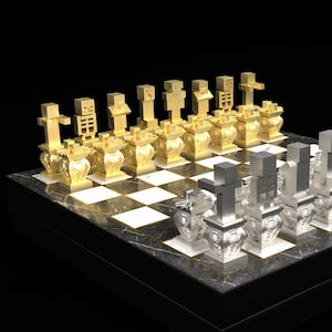 Peut inclure: Un jeu d'échecs de luxe avec des pièces dorées et argentées sur un échiquier noir et blanc. Les pièces d'échecs ont un design géométrique unique. Le plateau est posé sur une base noire avec une surface semblable à du marbre.