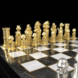 Peut inclure: Un jeu d'échecs doré avec des personnages de la franchise de jeux vidéo Super Mario. Les pièces d'échecs sont disposées sur un échiquier noir et blanc avec une texture semblable à du marbre. Les pièces incluent Mario, la princesse Peach et d'autres personnages reconnaissables.