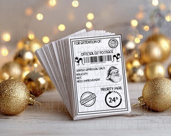 Peut inclure: Une pile de cartes rectangulaires blanches avec du texte et des illustrations en noir. Les cartes indiquent "Official Elf Postage" et "Santa's Approval Only". Une illustration du Père Noël et un symbole de courrier prioritaire 24 heures sont également visibles.